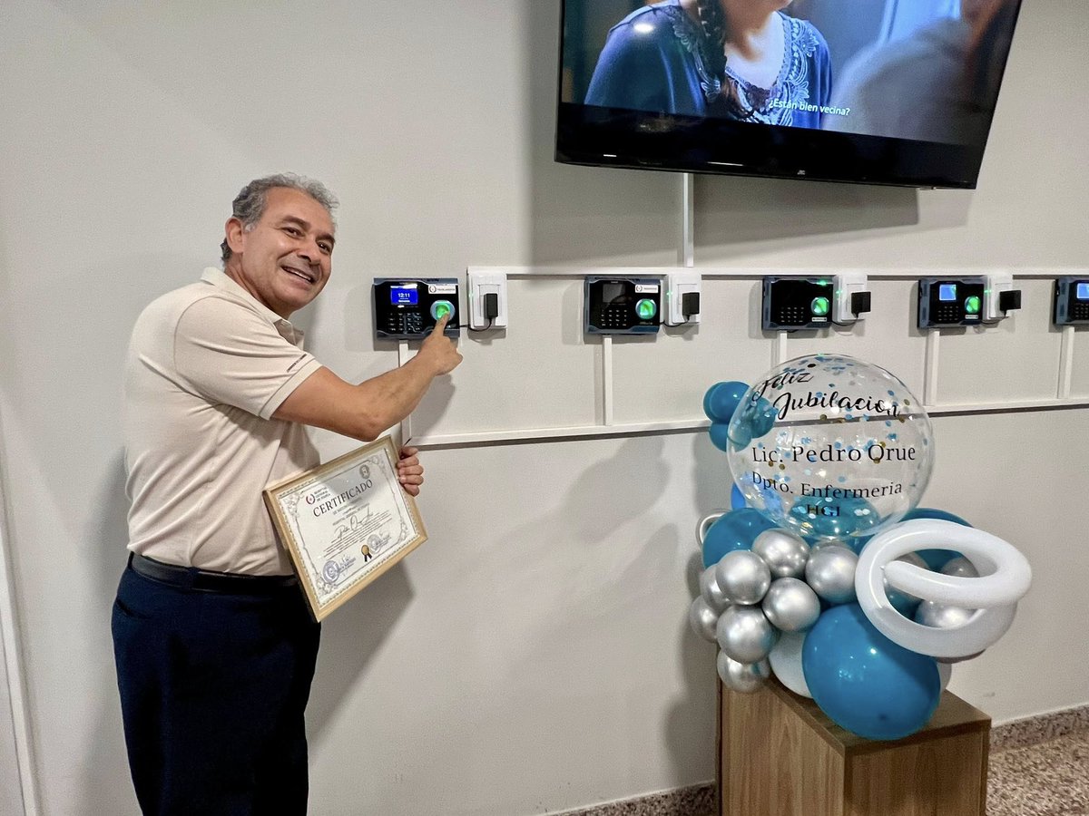 anchymartinez's tweet photo. 🎉🏥 Hoy acompañé la despedida por jubilación del Lic. Pedro Orué Arce, tras 35 años de servicio en el Hospital General de Itapúa.
Gracias por su vocación, compromiso y humanidad al servicio de la salud pública.
¡Feliz jubilación! 👏 https://t.co/7W5lOeWANE