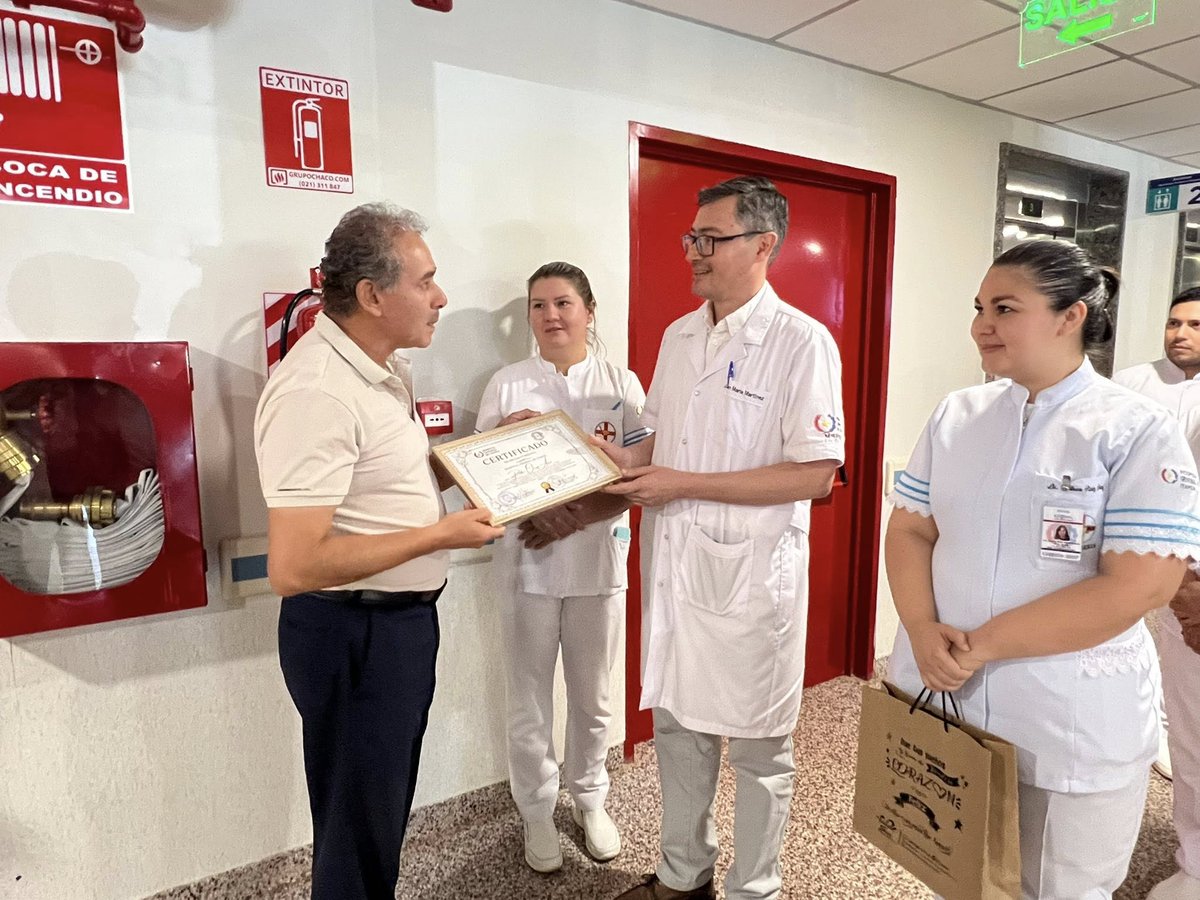 anchymartinez's tweet photo. 🎉🏥 Hoy acompañé la despedida por jubilación del Lic. Pedro Orué Arce, tras 35 años de servicio en el Hospital General de Itapúa.
Gracias por su vocación, compromiso y humanidad al servicio de la salud pública.
¡Feliz jubilación! 👏 https://t.co/7W5lOeWANE