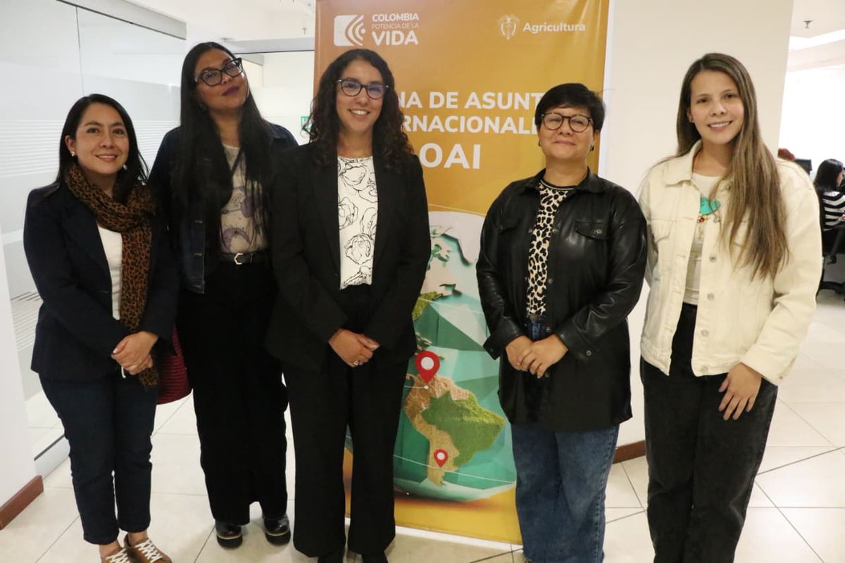 MinAgricultura's tweet photo. #ICARRD20 🐝 | ¡Uruguay confirma su participación en la @icarrdcolombia! 🇺🇾

La Oficina de Asuntos Internacionales de #MinAgricultura 🏛️ sostuvo un encuentro con la embajadora de @UruguayenCol, Mercedes Corominas Galloso, como parte de la preparación de la @icarrdcolombia. 🐝 En este espacio, se confirmó la participación del ministro de Agricultura de Uruguay, @AlfredoFratti, en la agenda de altas autoridades de la CELAC, donde se abordará el Plan de Seguridad Alimentaria regional. 🌎🤝

¡Tierra para comer, tierra para trabajar, #TierraParaLaVida! 🌱✊🏽