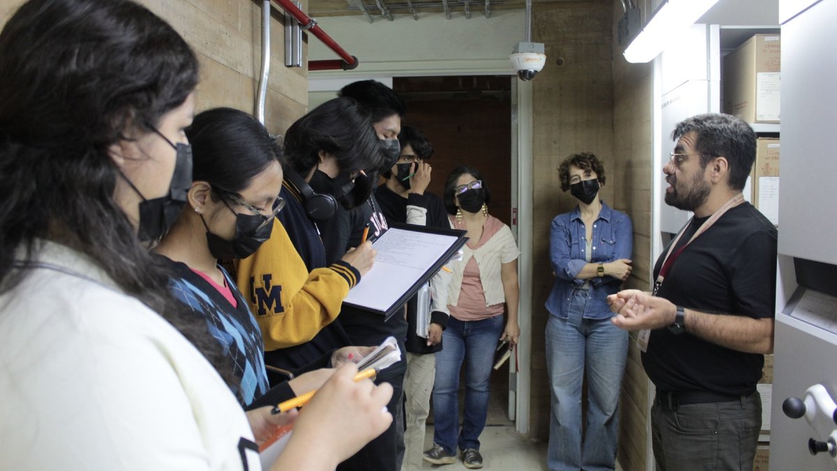filos_unam's tweet photo. 📚✨ Compartimos momentos de la #ComunidadFilos de la Licenciatura en Historia de la ENES Oaxaca, quienes están por iniciar su segundo semestre.

Durante el año pasado vivieron sus primeras actividades académicas y realizaron visitas a archivos, bibliotecas y diversos espacios culturales del estado de Oaxaca 🏛️📖.

Una experiencia formativa que fortalece el aprendizaje en diálogo con la memoria, el territorio y la riqueza cultural de la región.

Fotos: Comunidad de Historia en la ENES-Oaxaca