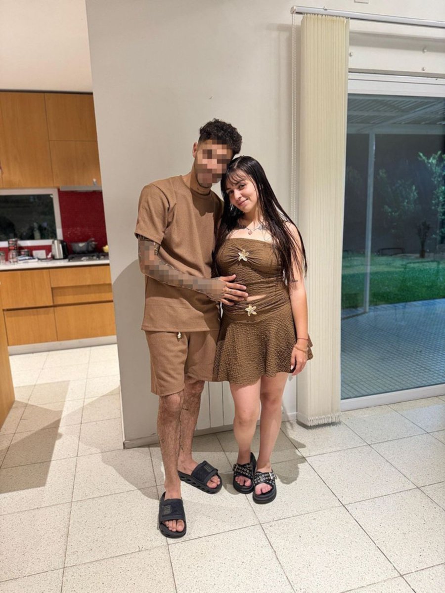 clarincom's tweet image. LA PLATA: UNA JOVEN MURIÓ TRAS CAER DE UN BALCÓN LUEGO DE UNA PELEA CON SU PAREJA

Rocío Aylén Alvarito, de 26 años, murió tras caer desde un segundo piso cuando intentaba escapar de su departamento luego de una discusión violenta con su novio, quien fue detenido por abandono de…