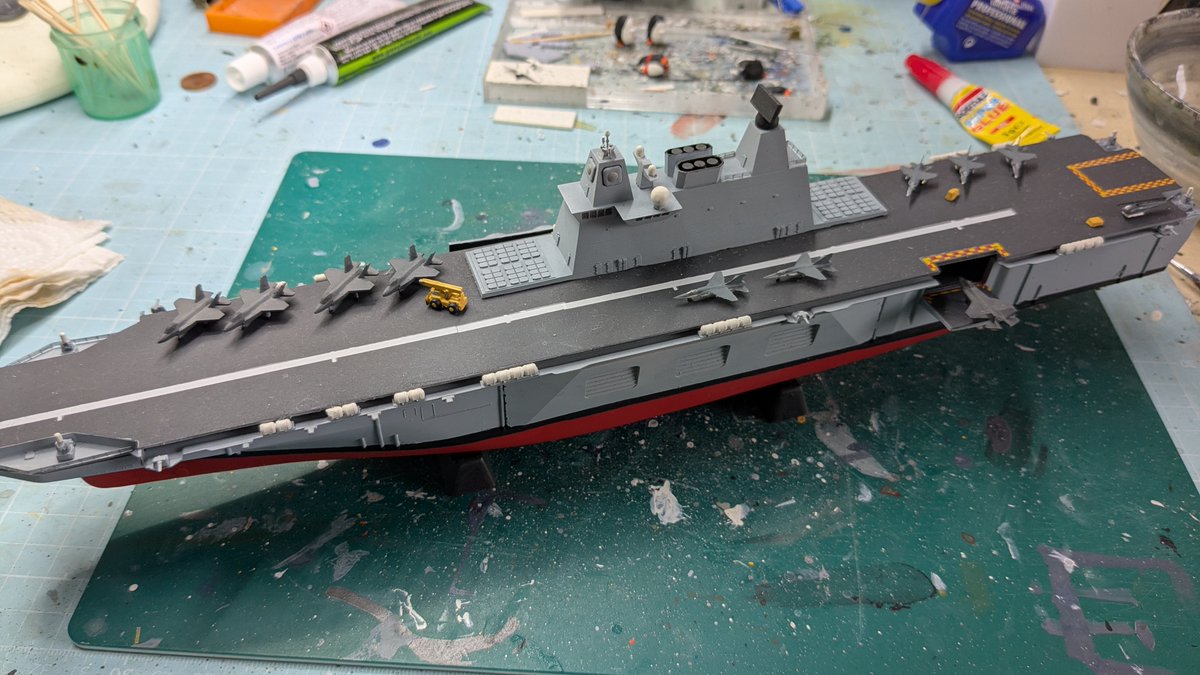 Scratchbr1's tweet image. Adding some deck vehicles. Next will be the PE crew.

#Scalemodels #WhatIf #GermanNavy #Marine #3DPrinting #revell #flightdeck #frigatte