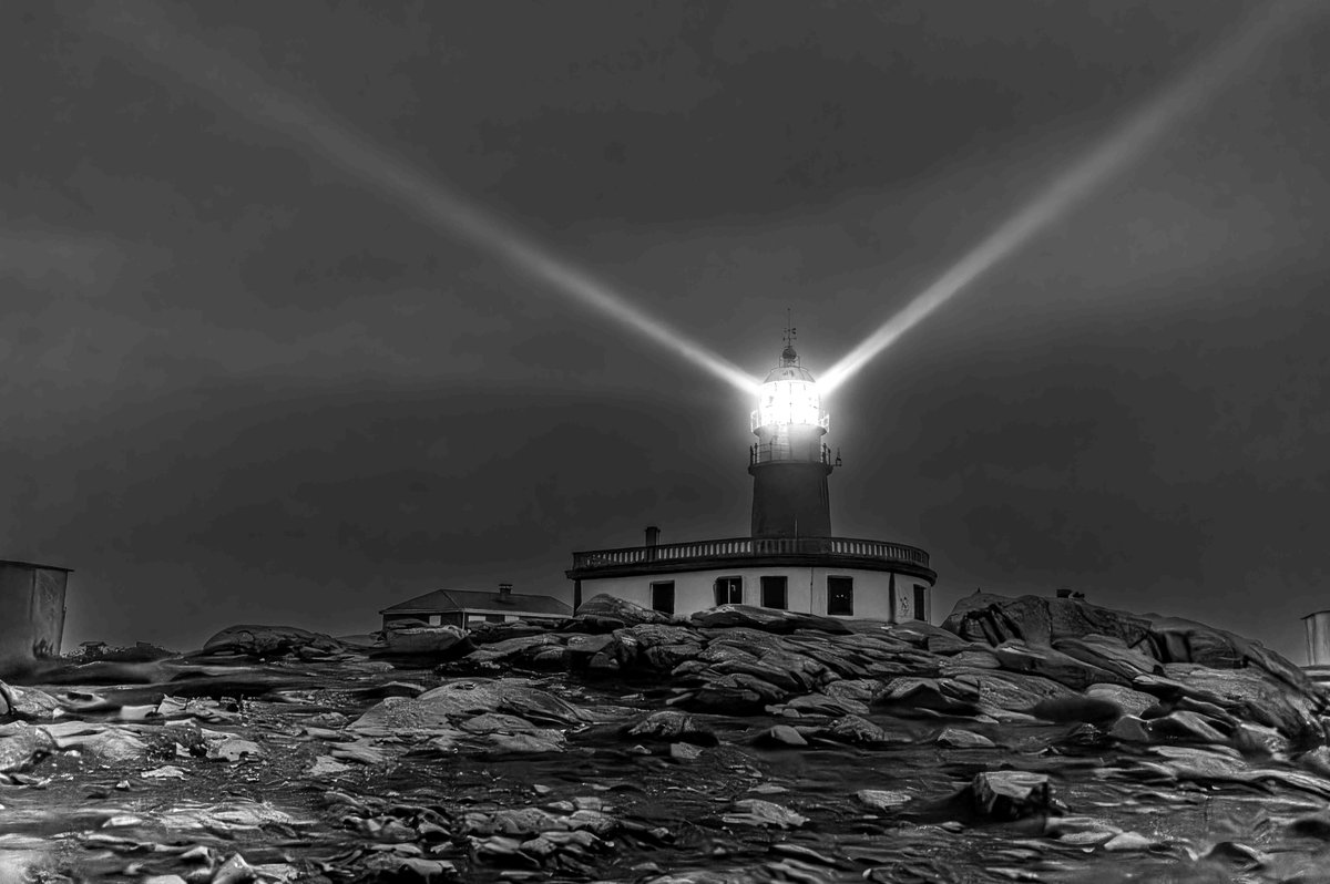recestudios's tweet photo. El Faro de Corrubedo marca el punto donde la ría empieza a abrirse al océano.
Nueva etapa de Luz en el fin del mundo en el bloque RÍAS BAIXAS CENTRAL. https://t.co/azznxcgjra https://t.co/h86SN6jSiW