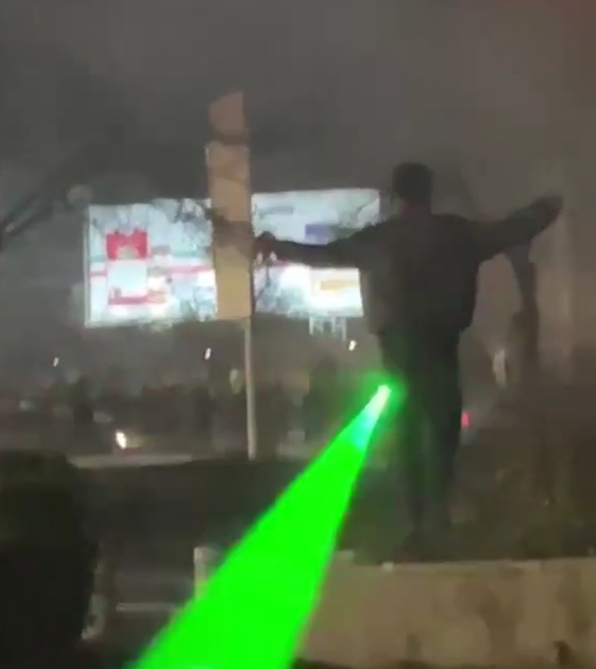 Mojtabapacino's tweet image. شجاعت یعنی پسری که با دستان باز جلوی خشونتِ مسلح ایستاده.
نه اون حیدرتون که زنش رو جلوش کشتن و هیچی نگفت.