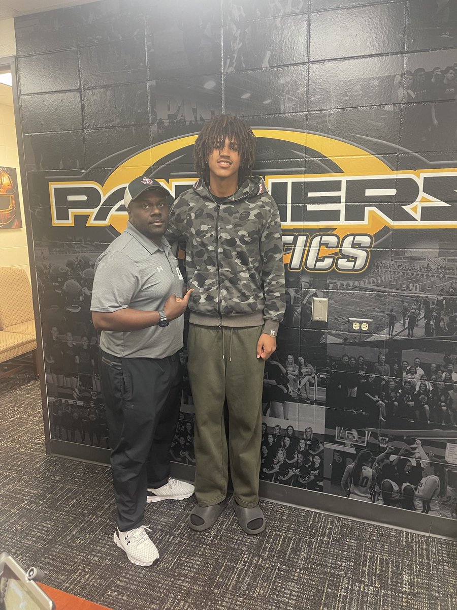 Thank you <a href="/TheWGamePlan/">Sam Williams</a> for visiting me at school today, Great to see you! <a href="/TSUFootball/">Texas Southern Football</a> <a href="/CoachBParker17/">Bill Parker</a> <a href="/RecruitingTheO/">Klein Oak High School Football Recruiting</a>