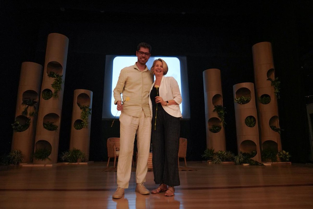 hayfestival_esp's tweet photo. En #haycartagena26, @FernandoArancon, director de El Orden Mundial, conversó con @CGurisattiNTN24  sobre geopolítica, economía global y las claves para entender por qué el mundo funciona como funciona hoy.

@GRUPOSURA 
@Bancolombia 
@ACEcultura 
 #FernandoArancón #ElOrdenMundial #Geopolítica #PensarElMundo