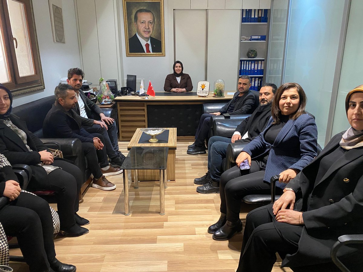 Diyarbakır Adıyamanlılar Yardımlaşma ve Dayanışma Derneği Başkanı Sn. Emrah Keser ve yönetim kurulu üyeleri, İl Kadın Kolları Başkanımız Sn. <a href="/mervenurseyit/">Ecz.Mervenur Seyit Beşe</a> ’i makamında ziyaret etti.

Nazik ziyaretleri ve hoş sohbetleri için kendilerine teşekkür ederiz. #akkadın #keşfet