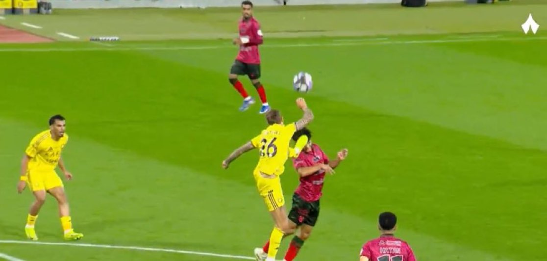 P__uli's tweet image. -والله عيب إن كانوا من الاساس يعرفون العيب 
هذي اللقطة فضيحة وكارثة وجريمة تحكيمية
وكاد لاعب الخلود ان يفقد حياته بسبب اللقطة
-مع الحكم المحليّ حلّي يا نصراوي حلّي 😃‼️
#النصر_الخلود