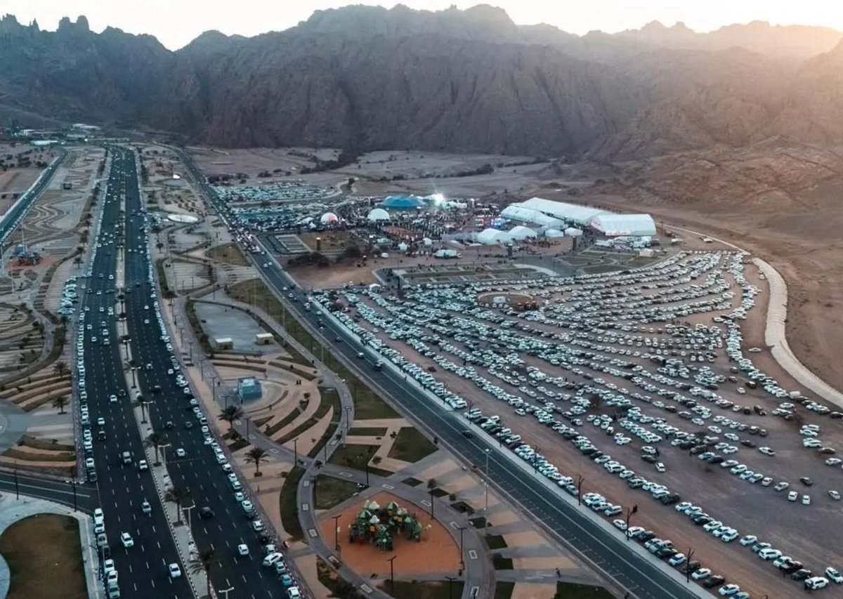 🔴تعمل دوريات مرور حائل على تنفيذ مهامها بموقع فعاليات رالي حائل الدولي حيث نشاهد جمال انتظام السيارات في المواقف على الطريق وبالمواقف المحيطة بالفعاليات وكأنها عقد (لولو)بمتابعة مباشرة من مدير إدارة مرور منطقة حائل سعادة العقيد الدكتور /أحمد بن محمد البارقي . #صحفية_عين_الحقيقة