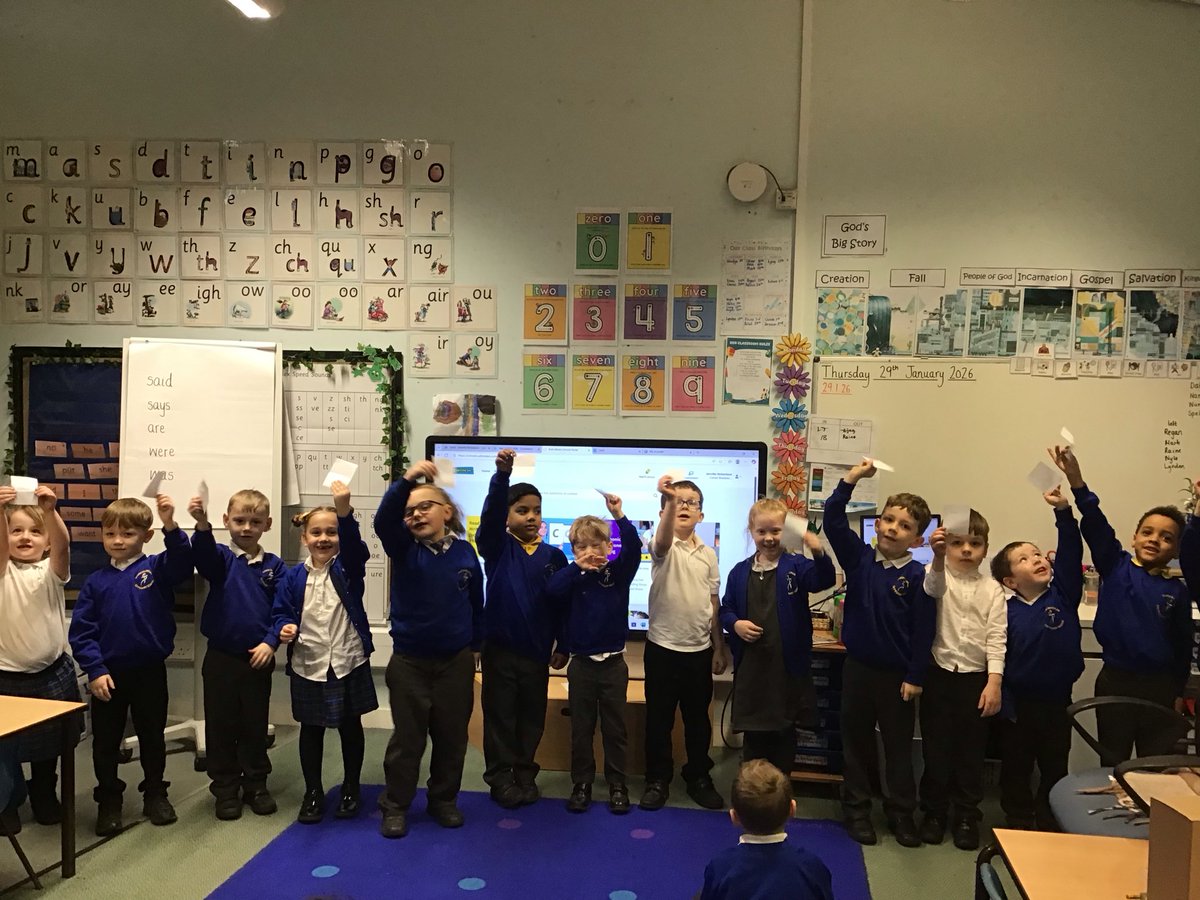 CanonYearOne's tweet photo. This week Y1R have been developing our estimating skills. We all estimated how many cubes were in the box then arranged ourselves into a number line ready to count the cubes &amp; find our winner! Next week we are estimating with buttons! @CanonSharples @LT_Trust https://t.co/24WX2Ba6hI
