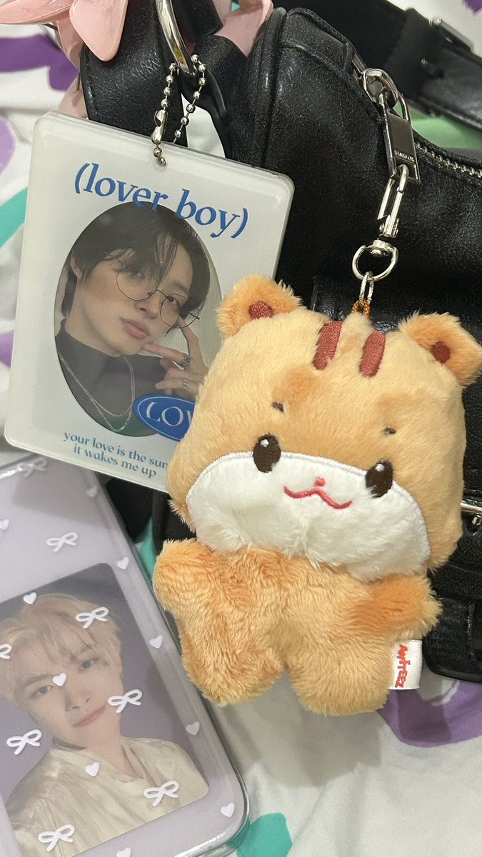 Gw beneran terharu banget bisa nonton ateez 🥹 ngikutin ateez pas era kingdom karena kecantol hongjoong wkwkwk terus lanjut sampe skrng, puji Tuhan kmrn city camp nonton tp yang gk sedeket ituuu dan sekrang di kasih rejeki buat bisa nntn dan ketemu lagi sama ateez lbh dekat 😭❤️