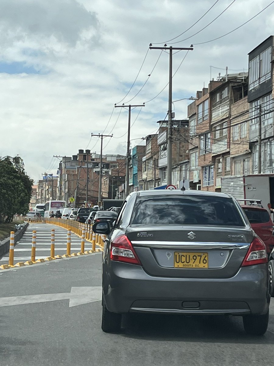 En Soacha como que no tenían en qué tirarse la plata y llenaron de taches y bolardos esta entrada desde la Autopista Sur. Puro estorbo para reducir de dos carriles a uno.