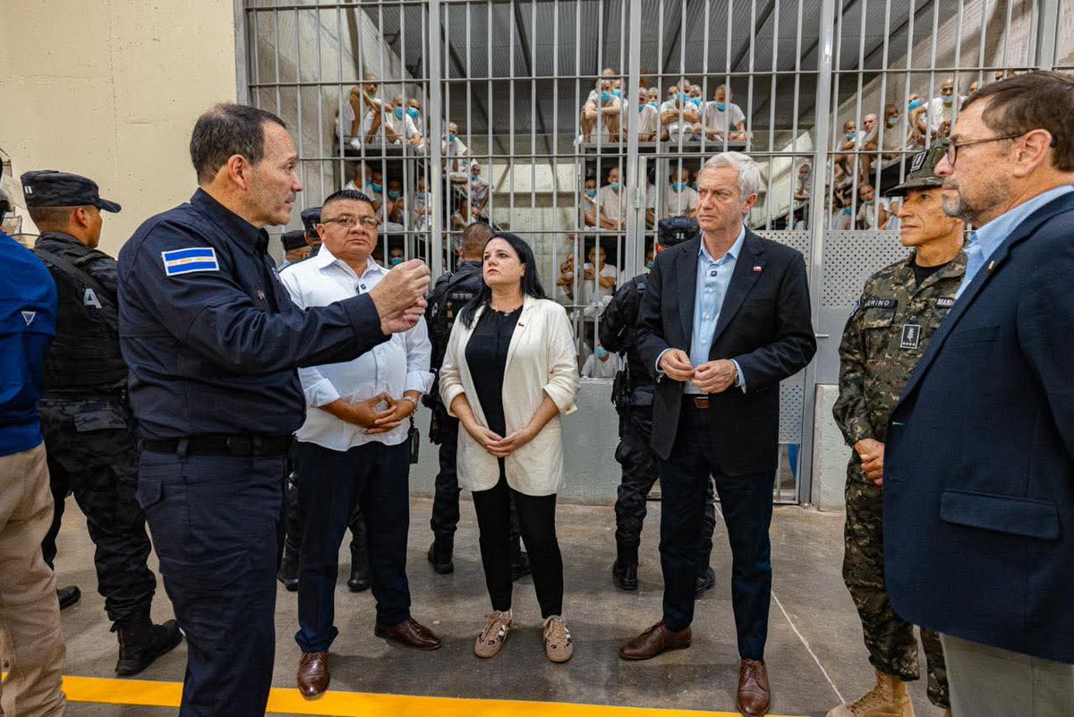 El Salvador sigue compartiendo su experiencia y fortaleciendo la cooperación por la paz y la seguridad. 🇸🇻🇨🇱

El presidente electo de Chile, José Antonio Kast, visitó el CECOT para conocer de primera mano el Modelo de Seguridad salvadoreño.