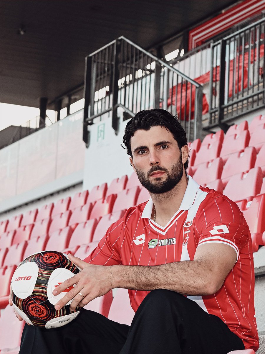 ACMonza's tweet photo. 🐝⚽⚪🔴
#WelcomeCutrone https://t.co/jTIQGlNePk
