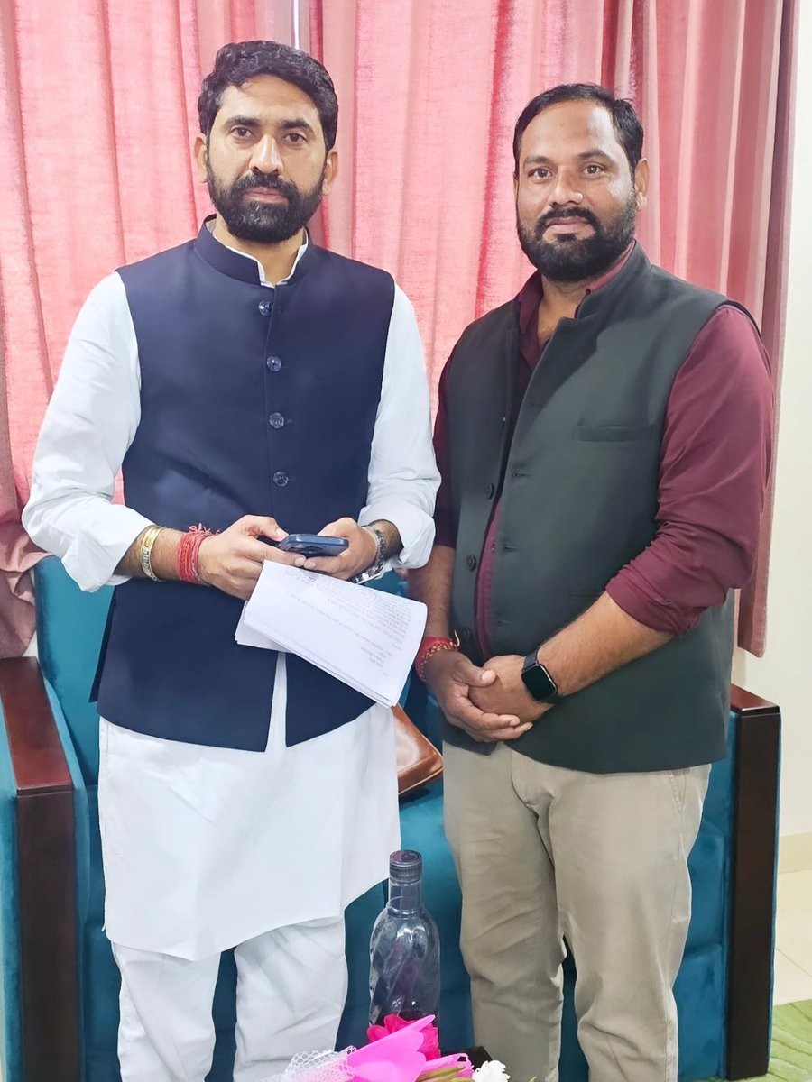 mukesh_achrol's tweet photo. शाहपुरा विधायक @ManishYadavIn जी, मुंडावर विधायक @lalityadavinc जी, शिव विधायक @RavindraBhati__ जी, बायतु विधायक @Barmer_Harish जी एवं बहरोड़ विधायक @mpalwar जी से राजस्थान विधानसभा के पास ज्योति नगर स्थित विधायक निवास पर भेंट हुई। https://t.co/dap0Y877Cv
