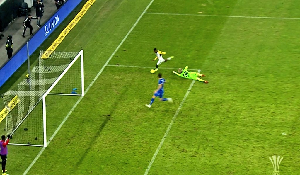 OtherBundesliga's tweet photo. Usor goes through one-on-one, he rounds the keeper and SCORES!
LASK lead having been 2-0 down. Incredible Cup drama! 😱 #ASKBWL #ÖFBCup https://t.co/7ue8JICewh
