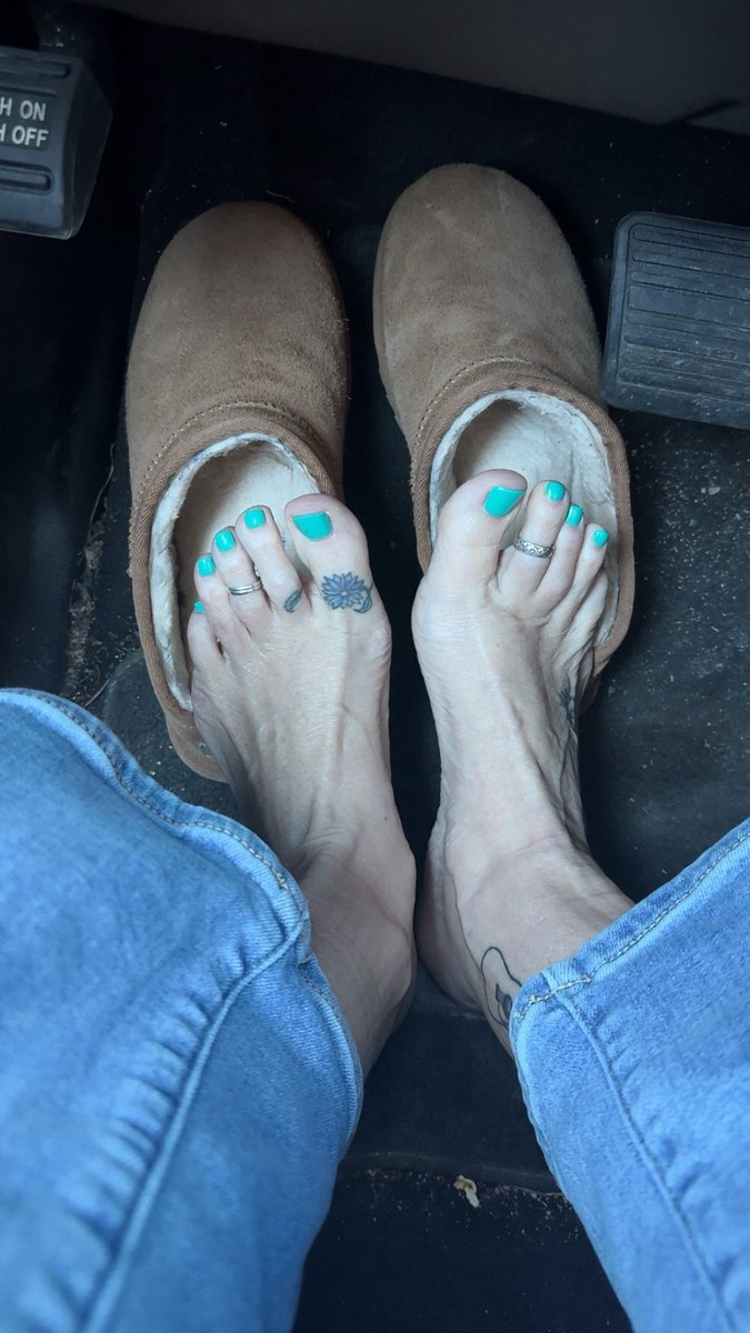 IvorySteps1's tweet image. It’s 10 degrees…warming these soles in UGGS for the day. #footfetısh