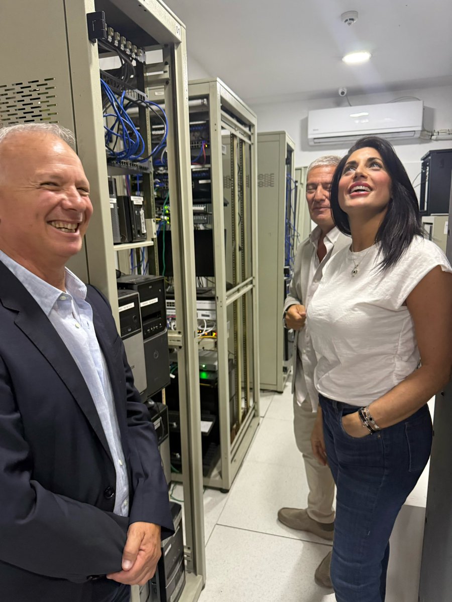SantilanJuli223's tweet photo. 🇦🇷 MAR DEL PLATA: MOTOR DE INNOVACIÓN Y TRABAJO
 
Hoy visité las instalaciones de GSA @gsabpo una empresa con sello marplatense que se ha consolidado como líder en la tercerización de procesos de negocio (BPO) en Argentina.

Es fundamental conocer de cerca la realidad de las organizaciones que impulsan nuestra economía y crean cientos de puestos de trabajo:

Trayectoria: Con más de 33 años en el mercado, han demostrado una notable capacidad de adaptación.

Evolución: Su transformación de agencia de cobranzas a un centro de operaciones tecnológicas de alto nivel es un modelo de innovación.

Alcance: Desde su sede central en Mar del Plata, hoy brindan soluciones estratégicas tanto a nivel nacional como internacional.

Conversamos con el presidente de la empresa Marcelo Alquezar y el CEO Gabriel Casal, sobre los desafíos del sector servicios y la importancia de contar con un marco que potencie la inversión y el desarrollo tecnológico.  

El futuro de la Argentina es con inversión, innovación y libertad. 

#MarDelPlata #GSA #BPO #Tecnología #DesarrolloProductivo #Argentina