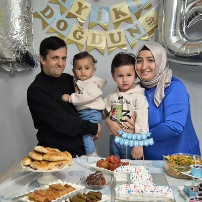 sevincozarslan's tweet image. 14 aylık oğluyla birlikte hapis yatan Merve Saydın'ın eşi:
 
"Eşim ve oğlum 2,5 aydır Eskişehir L Tipi Cezaevi'nde 24 kişilik koğuşta kalıyor. Küçücük bir koğuş. Oğlum yeni yürümeye başladı. Çocuğun yürüyecek alanı yok. Her yer demir ranza. Sağa sola çarpıyor. Eşim de…