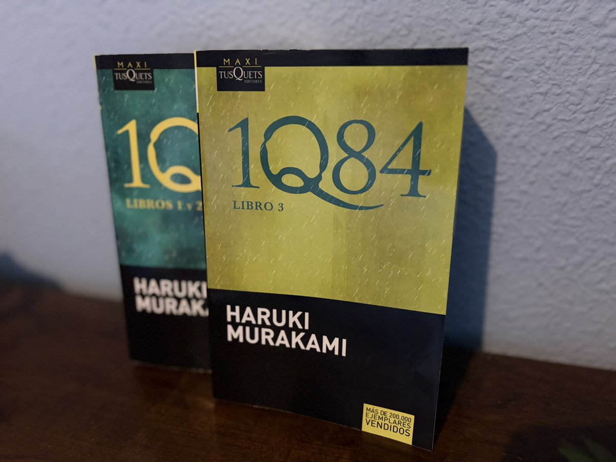 Ester_1_'s tweet photo. Este mes de Enero, Murakami me ha tenido sumida en este mundo surrealista. 
Es una lectura extensa. Habla de temas como la soledad, la búsqueda de la identidad, el destino, las sectas (me ha fascinado el enfoque que le da a este tema). Más de 1500 pág que me han cautivado https://t.co/XnjF03sNEJ