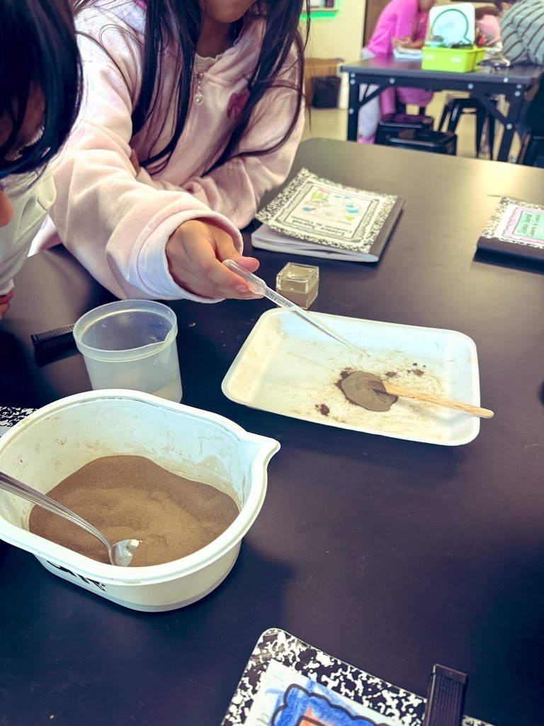 HumbleISD_NBE's tweet photo. 3rd graders asking big questions about soil—what it is, why it matters, and how different types feel and behave. Each table had a soil sample, and the room was buzzing with observations, debates, and curiosity. 🌱🪱 Science in action! #FitchsFriends #doingscience 🥼 🥽 https://t.co/pZSIi77Fuw