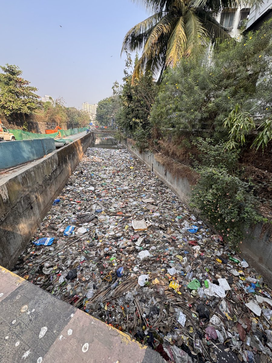 vidishaz's tweet photo. @mybmc @mybmcWardT I am tweeting at this hour out of frustration sleeplessness. Pls see the amount of mosquitos fluttering at our residence.The filth overflowing nallas near my resident have become a breeding ground for mosquitos. Requesting quick action🙏🏼
Nanepada, Mulund East https://t.co/aEoxfoaKgA