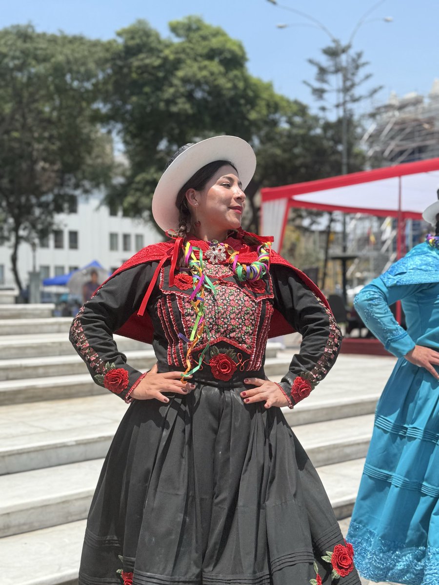🎭✨ El Carnaval Lirqueño, de la provincia de Angaraes en Huancavelica, es identidad, alegría y tradición viva.

Hoy lo presentamos en el Congreso para seguir promoviendo nuestra cultura y nuestras raíces. Los invitamos a visitar Lircay y disfrutar de sus carnavales 🇵🇪❤️