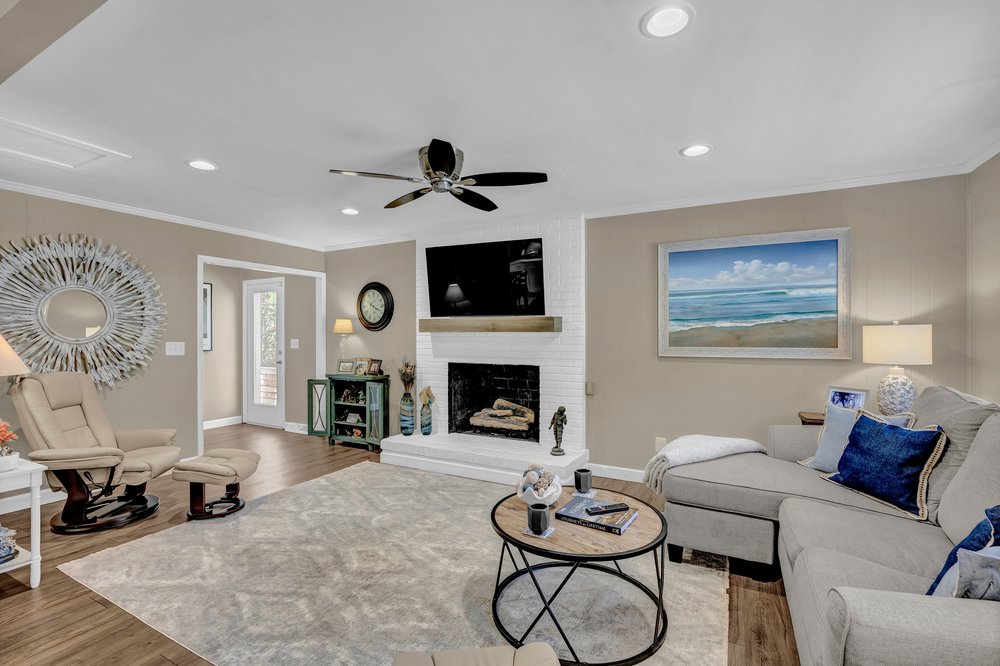 CameronTeam's tweet photo. Just listed! Fully renovated brick ranch on nearly half an acre in Egret Point—3-car detached garage, updated interiors, sunroom, and fenced yard. Park an RV/boat! Don’t miss it! #wilmingtonnc 🔗👇
https://t.co/z8PTs0gInP https://t.co/49DkLAn6Yb