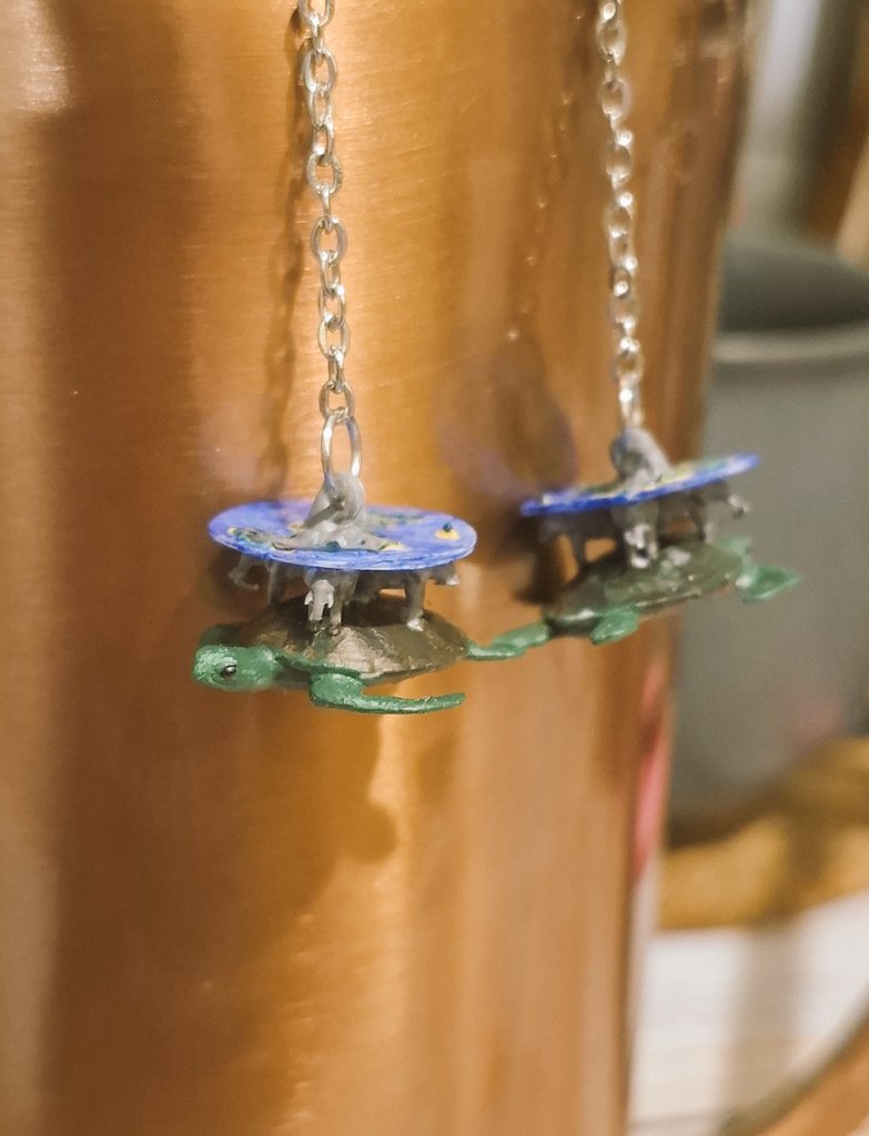 Busuka's tweet image. Первый опыт раскрашивания акрилом чего-либо.
Сделала серьги с А'Туином