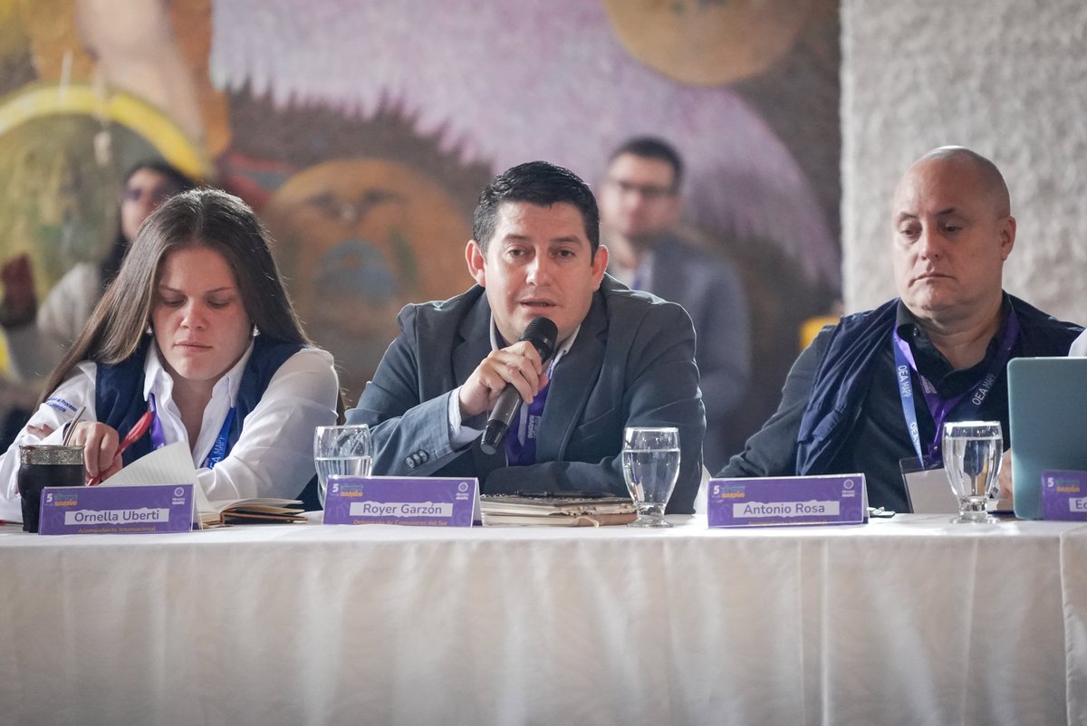 ComisionadoPaz's tweet photo. En el encuentro, también participan delegados y gestores de paz de Comuneros del Sur, liderados por Royer Garzón, quien señáló: “Reafirmamos nuestro compromiso con este proceso de paz y la disposición de continuar realizando acciones que contribuyan a la paz en el territorio”. https://t.co/t8Z4JKzFVJ