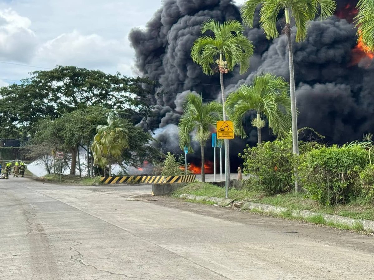 Magie1992's tweet photo. 🤍💚 Mi #Esmeraldas bella 😔 Hoy se incendia la refinería de Esmeraldas. Ayer fueron derrames, mañana quién sabe qué más. La falta de mantenimiento, inversión y presencia del Estado pasan factura. Esmeraldas no está condenada: está abandonada.

#Incendio #Refinería https://t.co/pbdmiliGeU