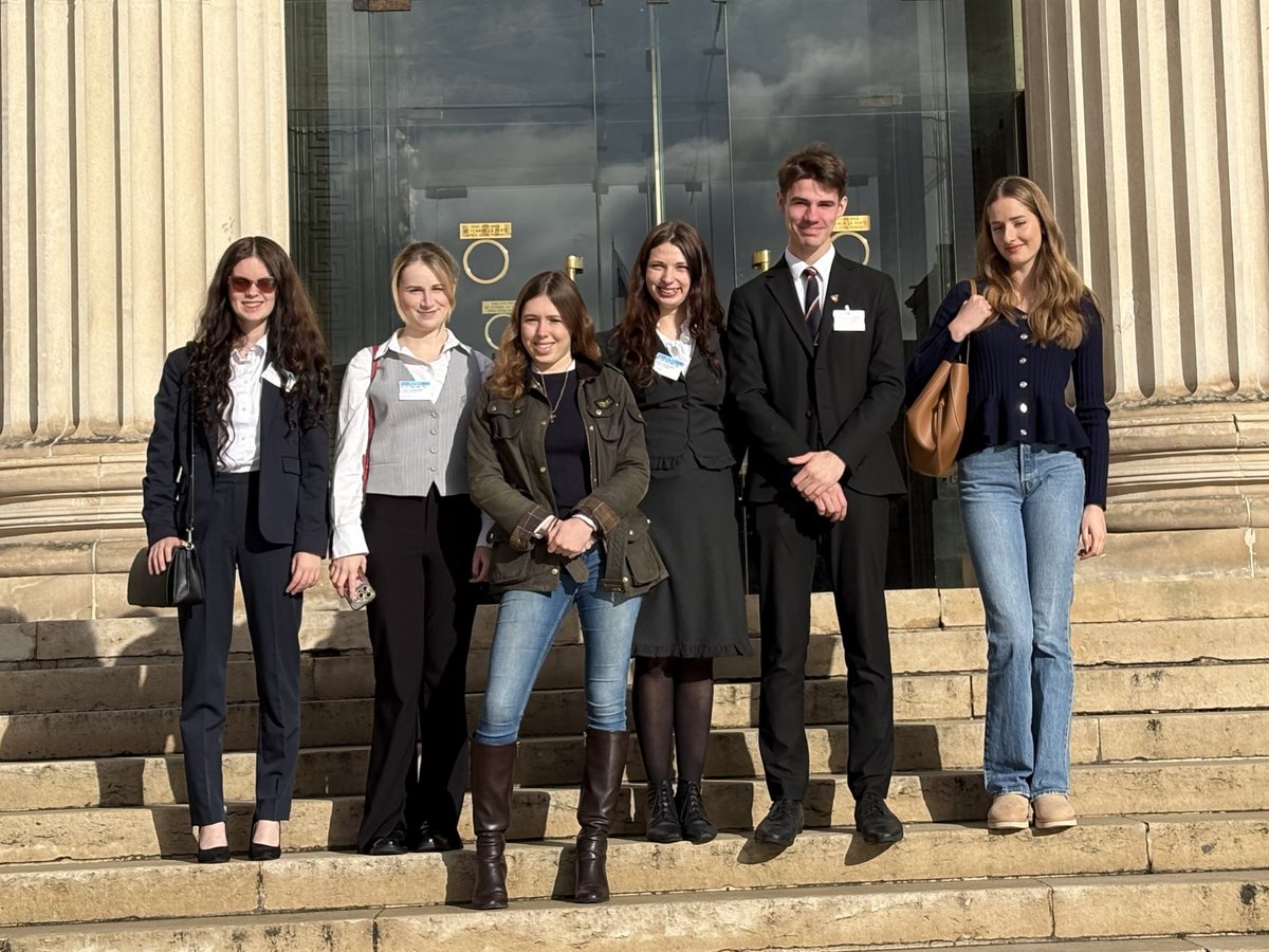 legofficblanche's tweet photo. Heureuse d’avoir pu faire découvrir aujourd’hui l’Assemblée nationale aux jeunes bretons du RNJ en compagnie de @_ABarthelemy !

Entre la découverte de l'hémicycle et de nos institutions, ce fut un temps d'apprentissage, de partage et de convivialité au sein du Palais Bourbon !🇫🇷 https://t.co/EVz5CiS8z6