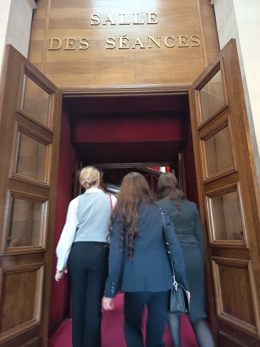 Heureuse d’avoir pu faire découvrir aujourd’hui l’Assemblée nationale aux jeunes bretons du RNJ en compagnie de <a href="/_ABarthelemy/">Antoine BARTHÉLEMY</a> !

Entre la découverte de l'hémicycle et de nos institutions, ce fut un temps d'apprentissage, de partage et de convivialité au sein du Palais Bourbon !🇫🇷