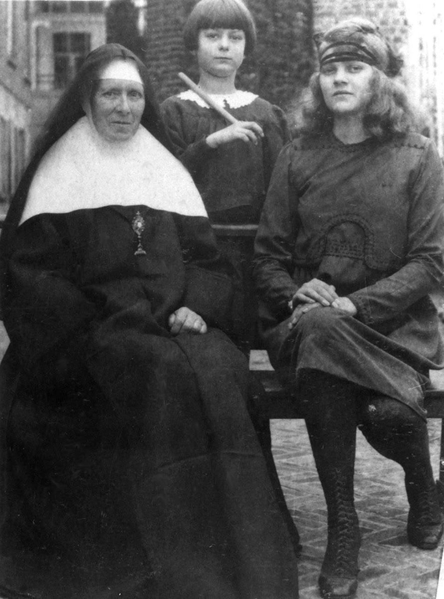 1920, before Miki and Aloha Wanderwell, there was Idris Hall and sister Margret V Hall, with a Nun at Catholic boarding school in France. Just look at that Nun’s expression. Idris 14-15 years old will be ready to start her epic world adventure by auto.
AlohaWanderwell.com/movies
RDT