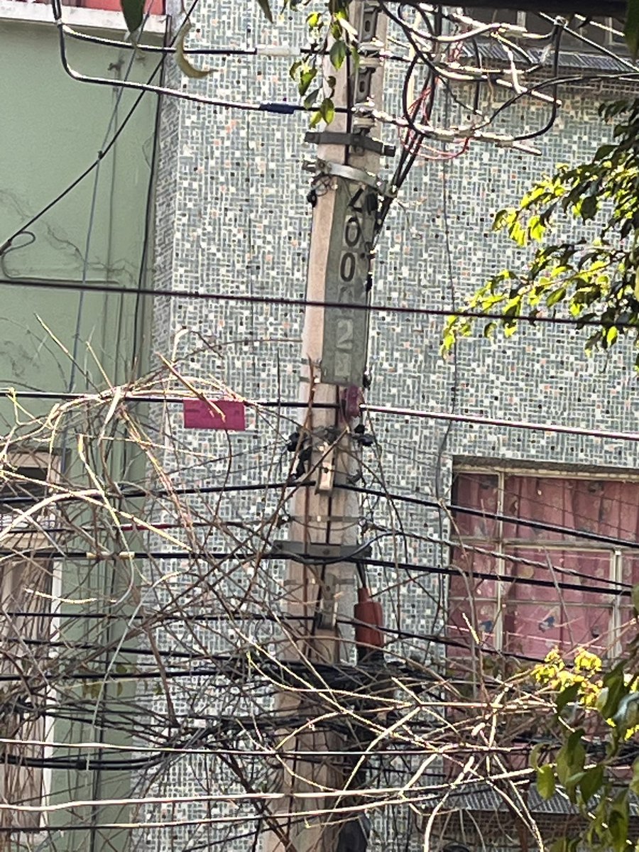 marianaortegap's tweet photo. @CFE_Contigo @CFEmx @ClaraBrugadaM 
Nuevamente este transformador tirando líquido en la calle de amatlan frente al #142, entre Alfonso Reyes y Campeche. Col. Condesa @AlcCuauhtemocMx https://t.co/kOVh5dzQ2s
