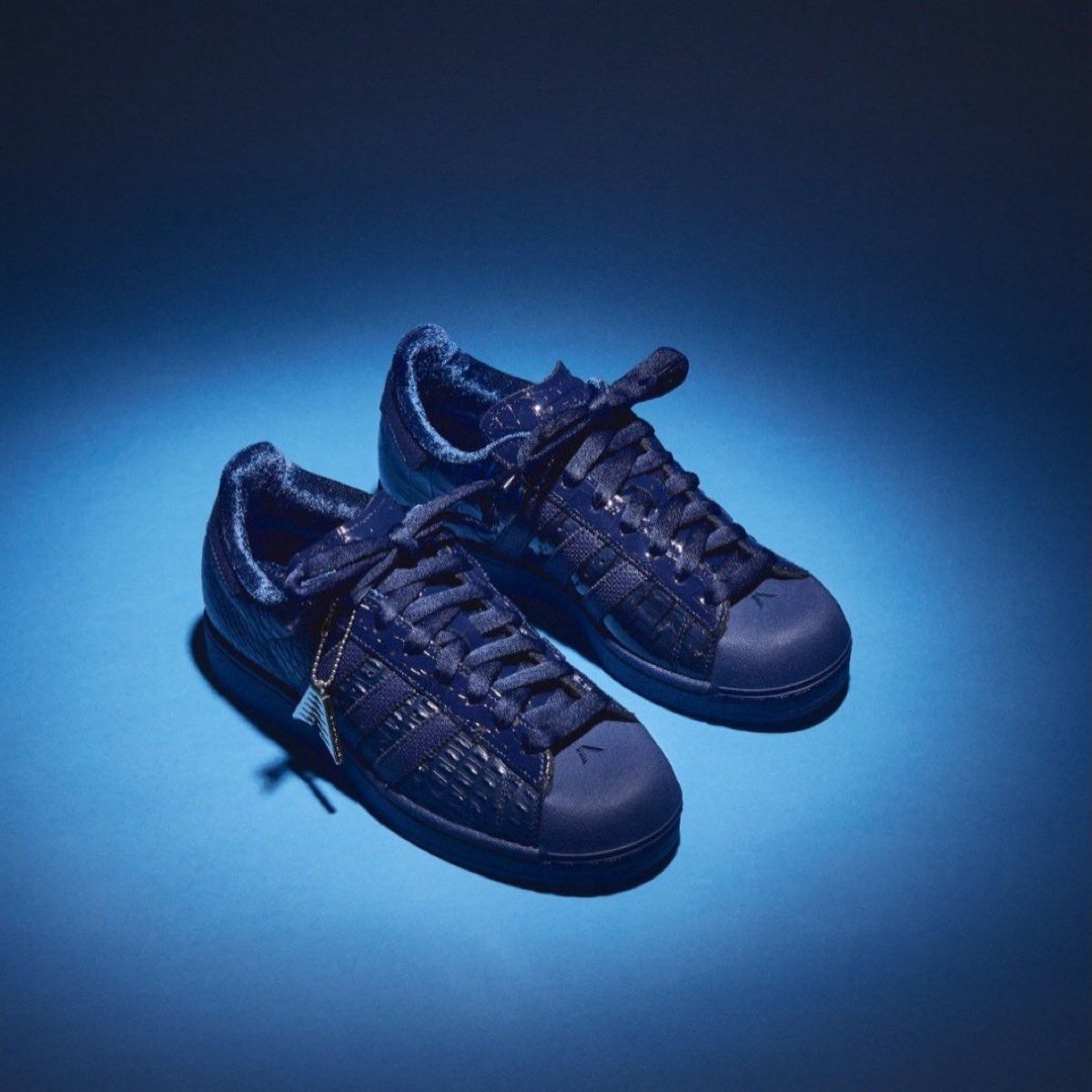 more_sneakers's tweet photo. Basketball confidence meets street icon heritage. The Anthony Edwards x adidas Originals Superstar II 'Night Indigo' delivers a refined update to one of adidas’ most recognizable silhouettes, filtered through the attitude and presence of one of the NBA’s brightest young stars.
Details➡️ https://t.co/HBeETLaRPe