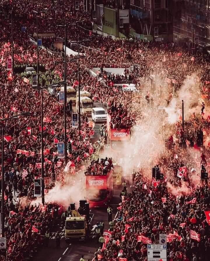 james79rigby's tweet photo. No Liverpool fan can Skip the Greatest fan photo Ever without a Like and RT @LFC https://t.co/masrezto2M