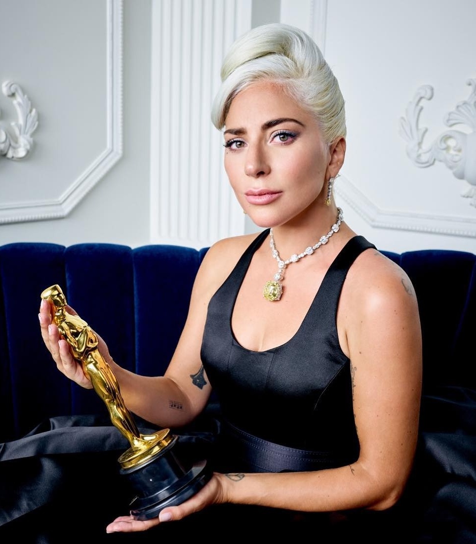 vhscut's tweet photo. Diane Warren diz que é injusto que apenas “Golden” e “I Lied to You” tenham performances no #Oscar e relembra o ano em que apenas Lady Gaga e Kendrick Lamar iriam se apresentar:

“Isso é injusto comigo e com os outros indicados. Coloquem todas as músicas. Ou todos nós ou nenhum. E antes da votação? O que é isso, afinal? Vocês deveriam ser justos com todas as artistas.

No ano em que a Gaga foi indicada por “Shallow”, eram ela e o Kendrick Lamar, certo? Elas iam apresentar só essas duas, e eu estava indicada. E claro que todo mundo ficou revoltado. No dia seguinte, o produtor me ligou e disse: ‘Bom, nós queremos a sua música’. E eu respondi: ‘De jeito nenhum. Se as outras duas músicas não estiverem, eu não quero estar no programa’.

Eu tomei uma posição, e para ser justa, a Gaga também. A Gaga disse: ‘Não, nós não vamos participar se as outras músicas não forem apresentadas’. E sabe o que aconteceu? Eles incluíram as outras canções. Honestamente, é isso que os outros indicados deveriam fazer neste ano.”