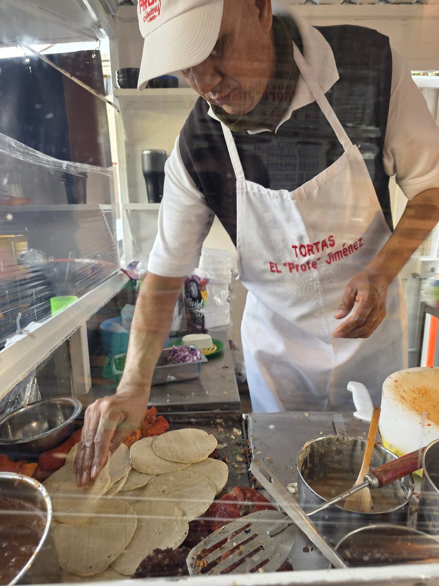 Date_ElGustoGdl's tweet photo. En Santa Tere hay sabor que no se negocia. 🌶️
Las Tortas Ahogadas Profe Jiménez son tradición, barrio y Guadalajara en cada mordida.
Clásico imperdible. 🥖🔥
#SantaTere #TortasAhogadas #GDL #DateElGustoGDL https://t.co/G8CJzpS6BE