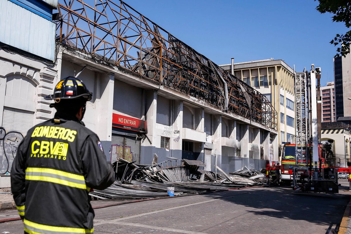 Supermercado incendiado en Valparaíso el 20 de octubre de 2019, luego de tres días consecutivos de violencia en las calles.
