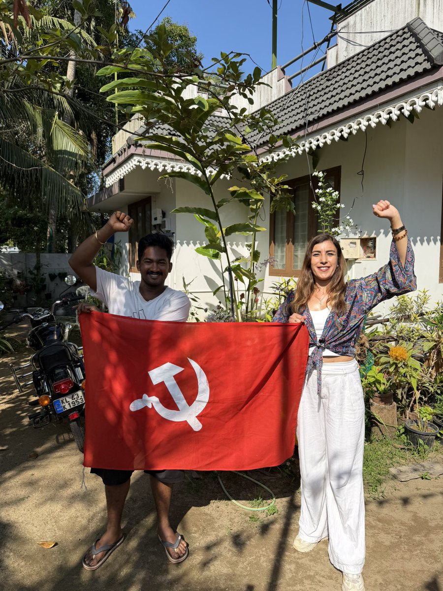 CananCoskun1306's tweet photo. Dünyada sandıkla komünist hükümet seçen ilk yerlerden biri olan Hindistan’ın Koçi (Kochi) şehrinden devrimci bir avukat arkadaşımıza devrimci sendikamız Eğitim-Sen bayrağını hediye ettik. O da bize orak-çekiç bayrağını hediye etti. Yaşasın devrimci dayanışma!✌🏻✊🏻
@bursaegitimsen https://t.co/j7lnL0UDnO