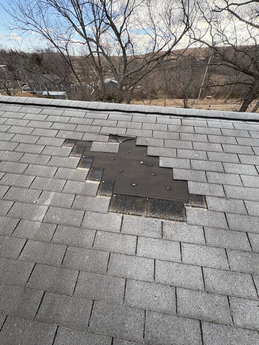 grroofs's tweet photo. Wind Damage Roof Repair – Lake Kahola

Check out the before &amp; after photos to see how our crew restored the roof and protected the home from further.
Call GR Roofing for a free inspection 620-344-0661

#GRRoofing #RoofRepair #WindDamage #StormDamage #KansasRoofing #roofingExperts https://t.co/u9idU6CHnt