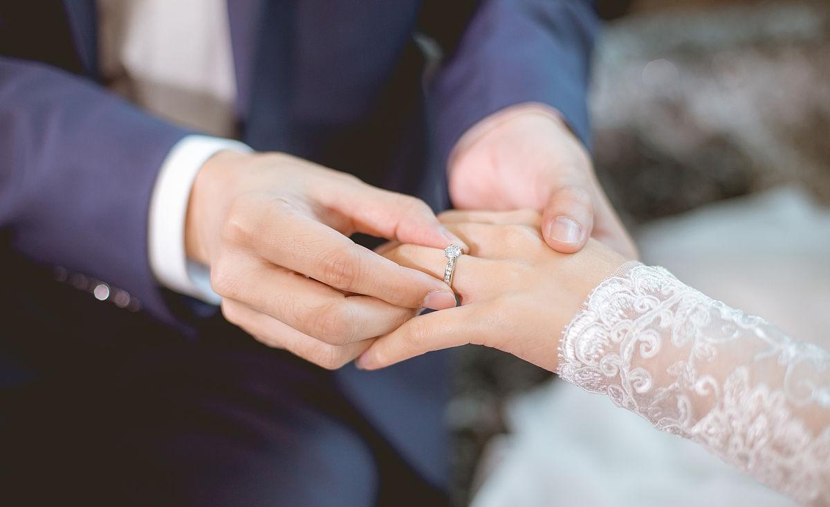 婚礼当天，你亲手为她戴上的，是刚刚从她的逼里取出的戒指，这枚被野爹精液泡了一天的婚戒，将会是你们幸福的见证。当她深情地吻向你时，你甚至还能从她的嘴里闻到野爹鸡巴的气味。

#绿帽 #绿奴