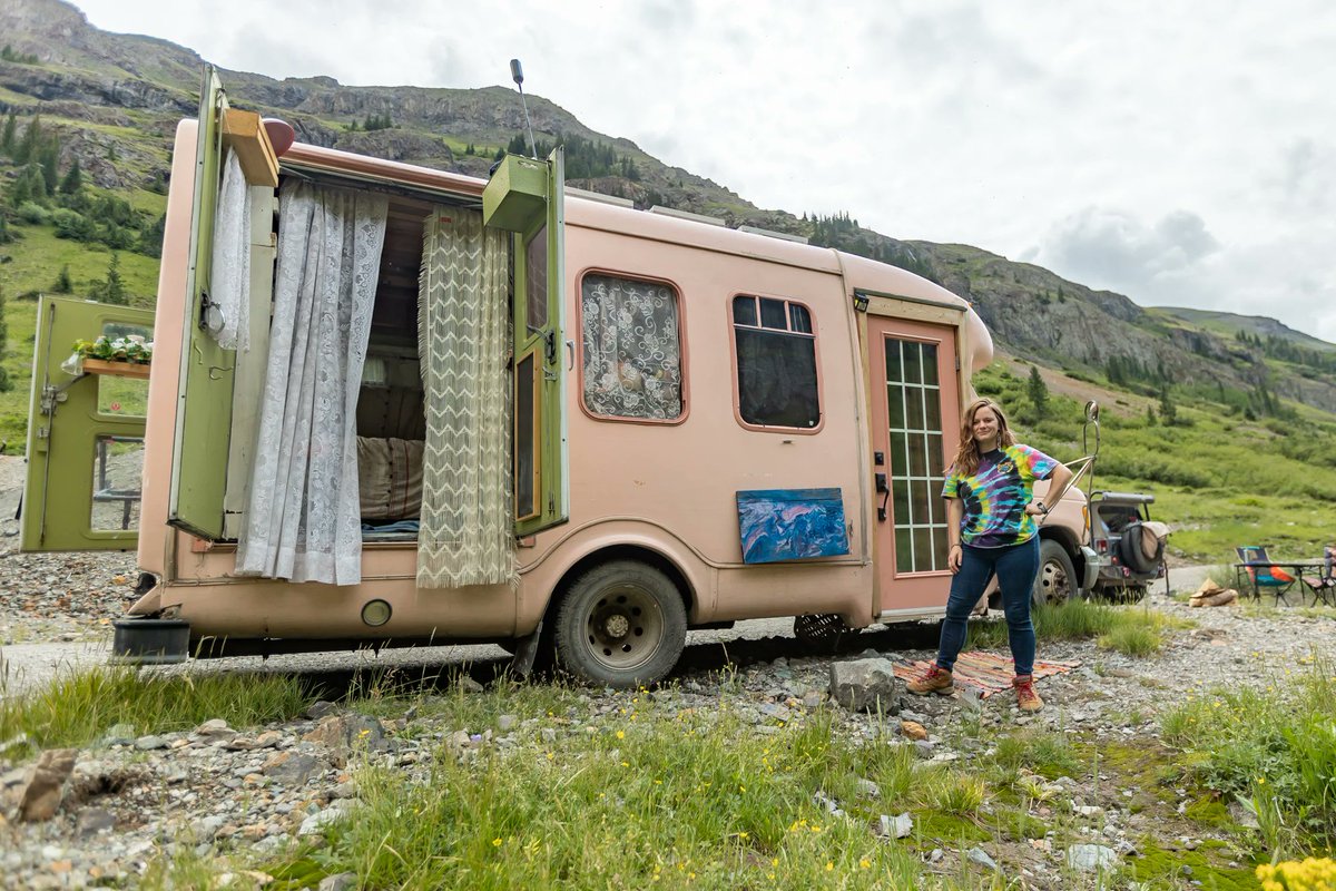 TinyHouseTalk's tweet image. This artist turned a shuttle bus into her dream mobile art studio for just $9K!

Meet Wilbur the Pink Bus - creative living on wheels.

Full story: tinyhousetalk.com/wilbur-pink-bu…

#vanlife #tinyhouse

Credits: Tiny Home Tours IG: tinyhometours 
IG: RitaAndTheRoad