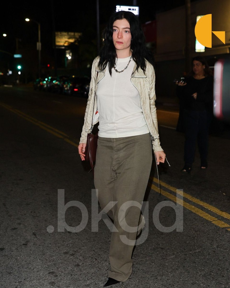 BackgridUS's tweet photo. #Lorde was pictured leaving Charli XCX’s after-party for her new film, “The Moment,” stepping out alongside her rumored beau #JimE Stack as the pair exited the late-night celebration following the premiere.
📷: @petergriffinphoto / @backgrid_usa
For licensing inquiries, please email us at usasales@backgrid.com
#backgrid