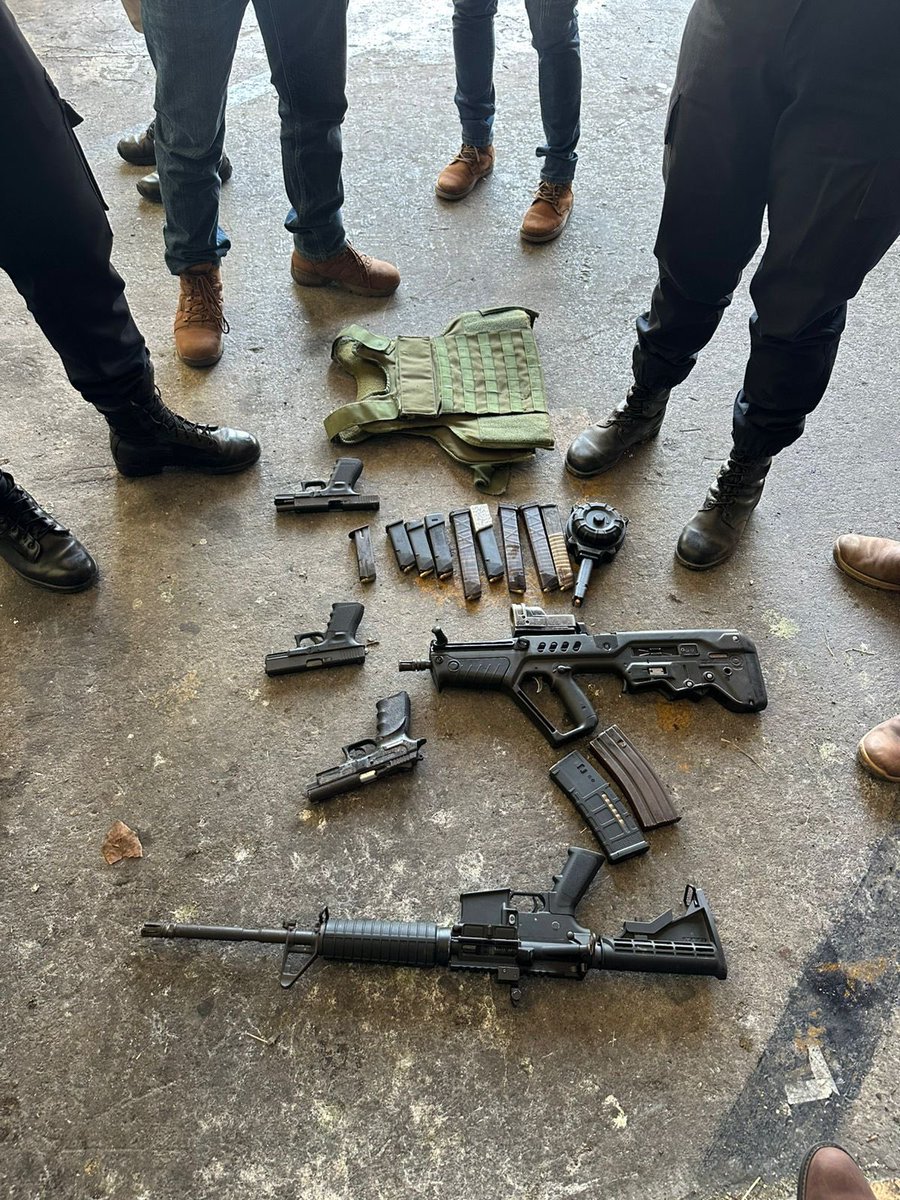 🚨#Urgente 🚨 

#Recapturan a otro pandillero que se había fugado 

Se reporta la recaptura de Carlos Agustín Reyes Popol, alias “Bufón”. Se han incautado fusiles y  pistolas, un chaleco antibalas. 

Fue recapturado en un exitoso operativo policial en la aldea El Chan.