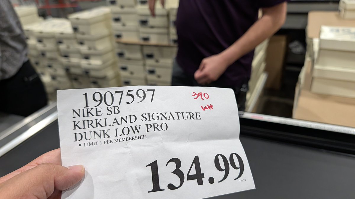 24GEric's tweet photo. Costco with the shock drop! Pair 390/500 San Francisco #NikeSb #Kirkland #Costco #kotd #wdywt #yoursneakersaredope #snkrskickcheck https://t.co/lUit8q7sML