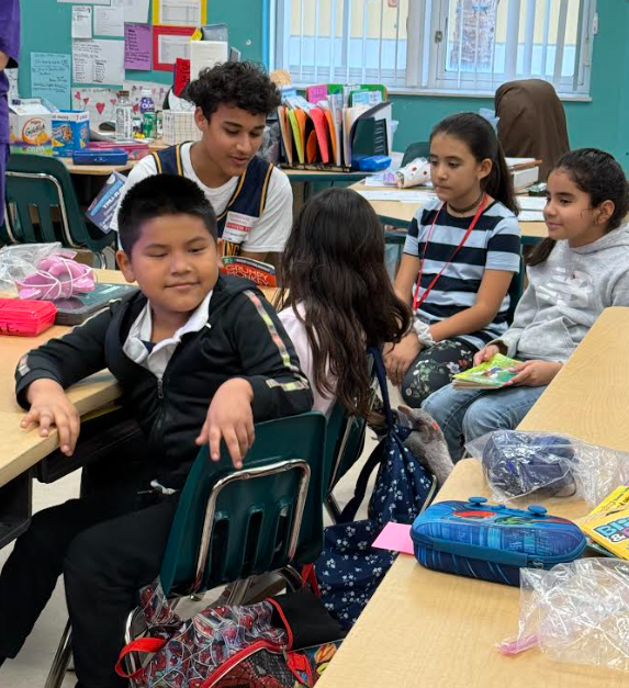 pcosme1908's tweet photo. Future reading Rays in the making! β‘οΈ
Our student-athletes had a blast visiting our @BerkieBulldogs today for some reading fun. π
Cherry on top? A surprise visit from Ray Ray!!! #StingrayPride https://t.co/jGD1AKKa60