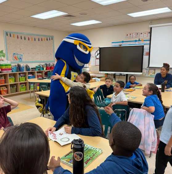 pcosme1908's tweet photo. Future reading Rays in the making! β‘οΈ
Our student-athletes had a blast visiting our @BerkieBulldogs today for some reading fun. π
Cherry on top? A surprise visit from Ray Ray!!! #StingrayPride https://t.co/jGD1AKKa60