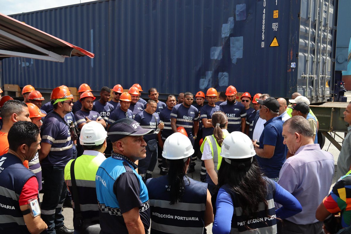 JoseRaulMulino's tweet photo. Panamá avanza gracias al esfuerzo de miles de panameños.  Los trabajadores portuarios están comprometidos con el país. https://t.co/dQocYa6yfV